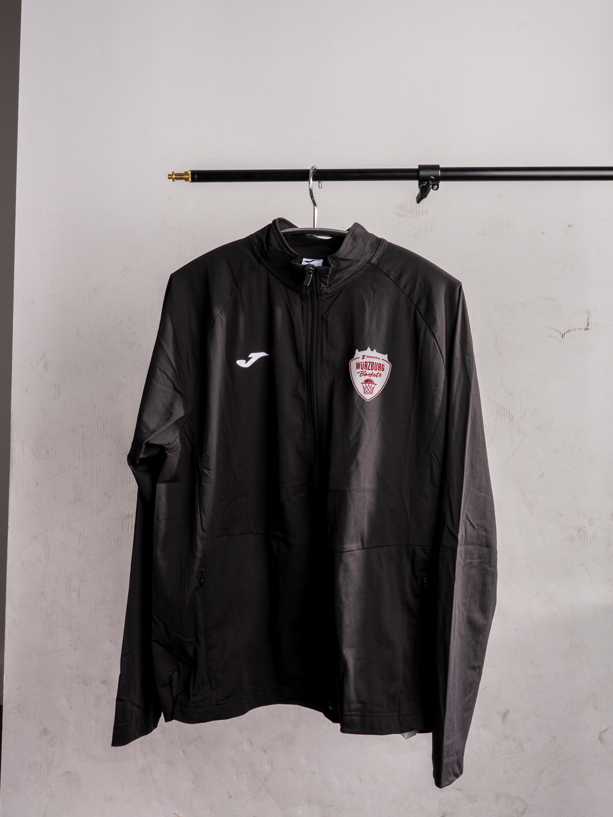 WB | Jacke schwarz (Logo weiß/rot)