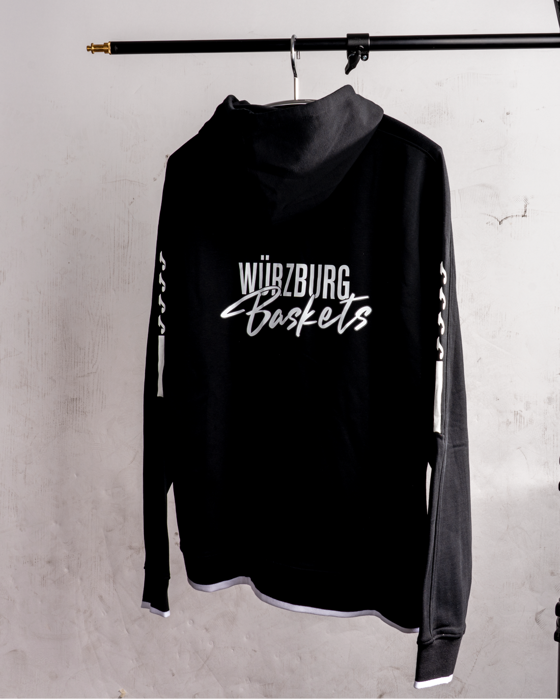 WB | Script Hoodie schwarz - Fitness First Würzburg Baskets