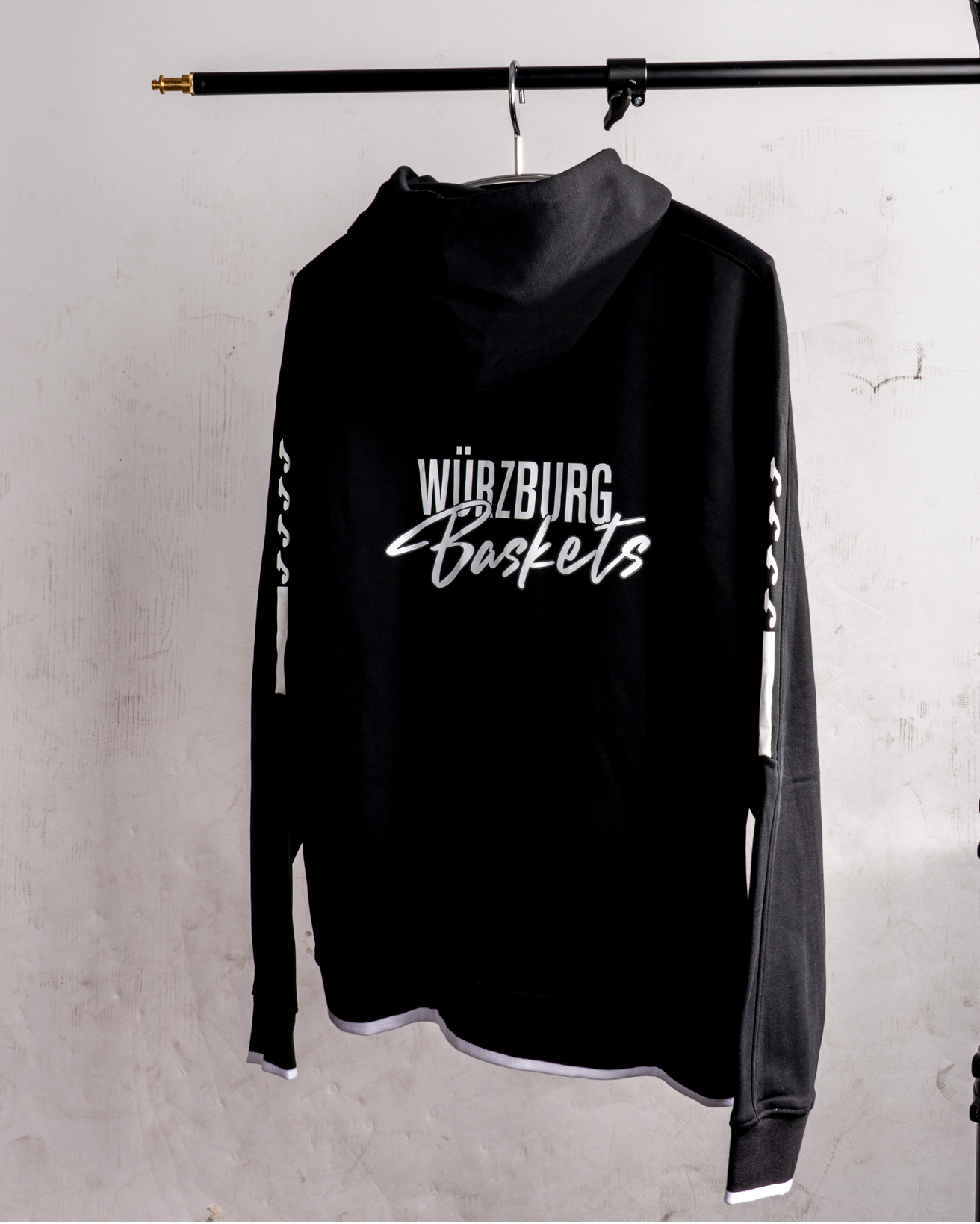 WB | Script Hoodie schwarz - Fitness First Würzburg Baskets